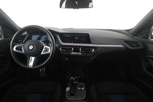 Vorderseite des Innenraums des Cockpits vom Rücksitz aus