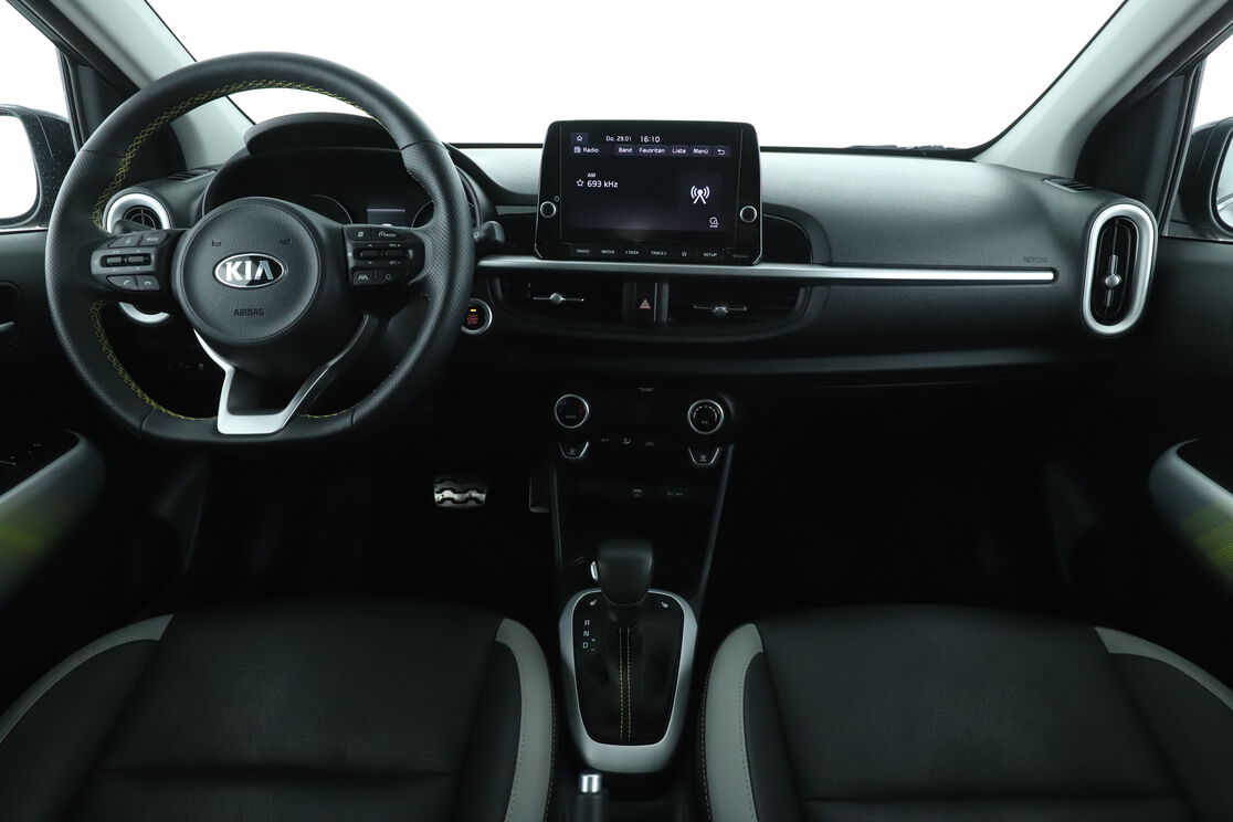 Vorderseite des Innenraums des Cockpits vom Rücksitz aus