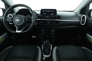 Vorderseite des Innenraums des Cockpits vom Rücksitz aus