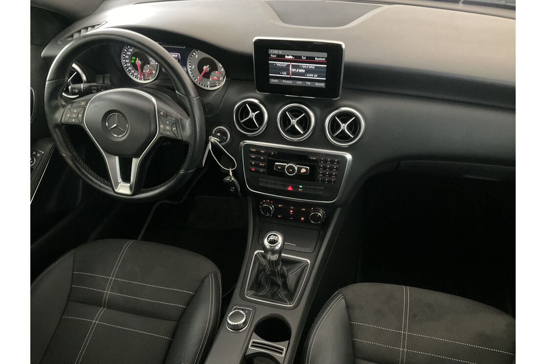 Interno lato guidatore, dal sedile posteriore