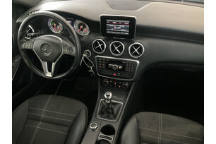 Interno lato guidatore, dal sedile posteriore