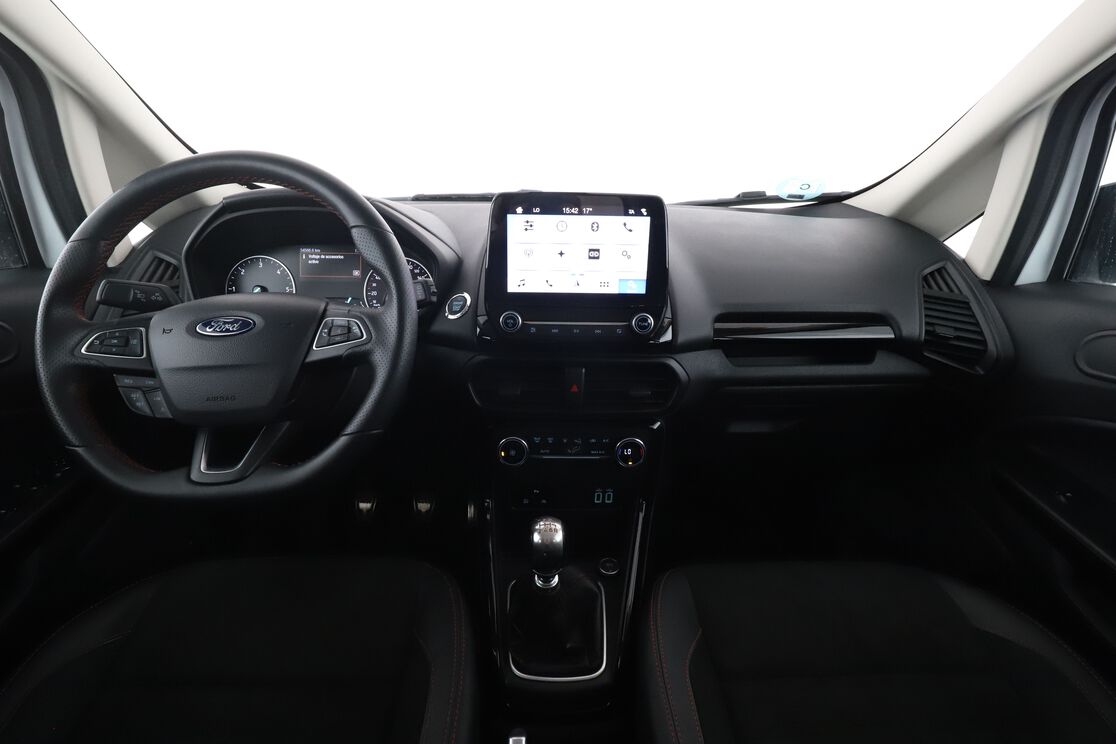 Interior frontal de la cabina desde el asiento trasero