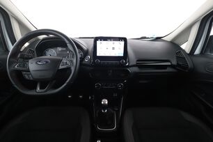 Interior frontal de la cabina desde el asiento trasero