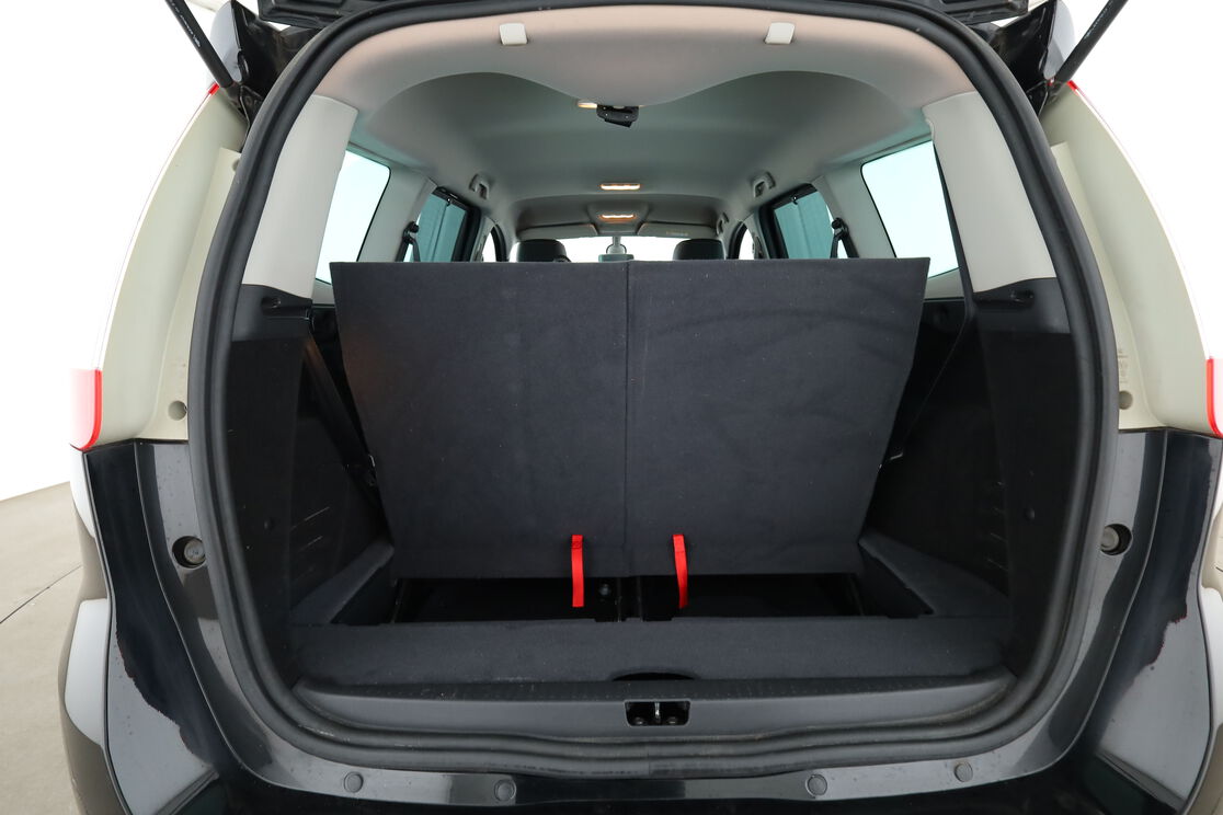 carDetails.imgAlt.interior.9