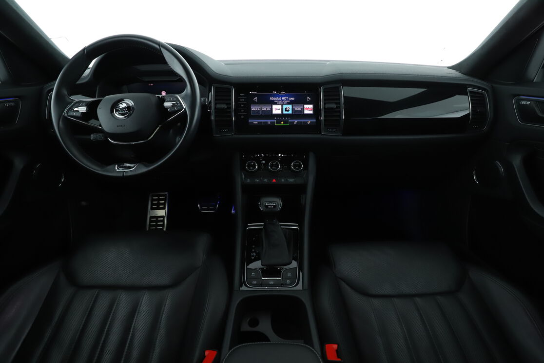 Vorderseite des Innenraums des Cockpits vom Rücksitz aus