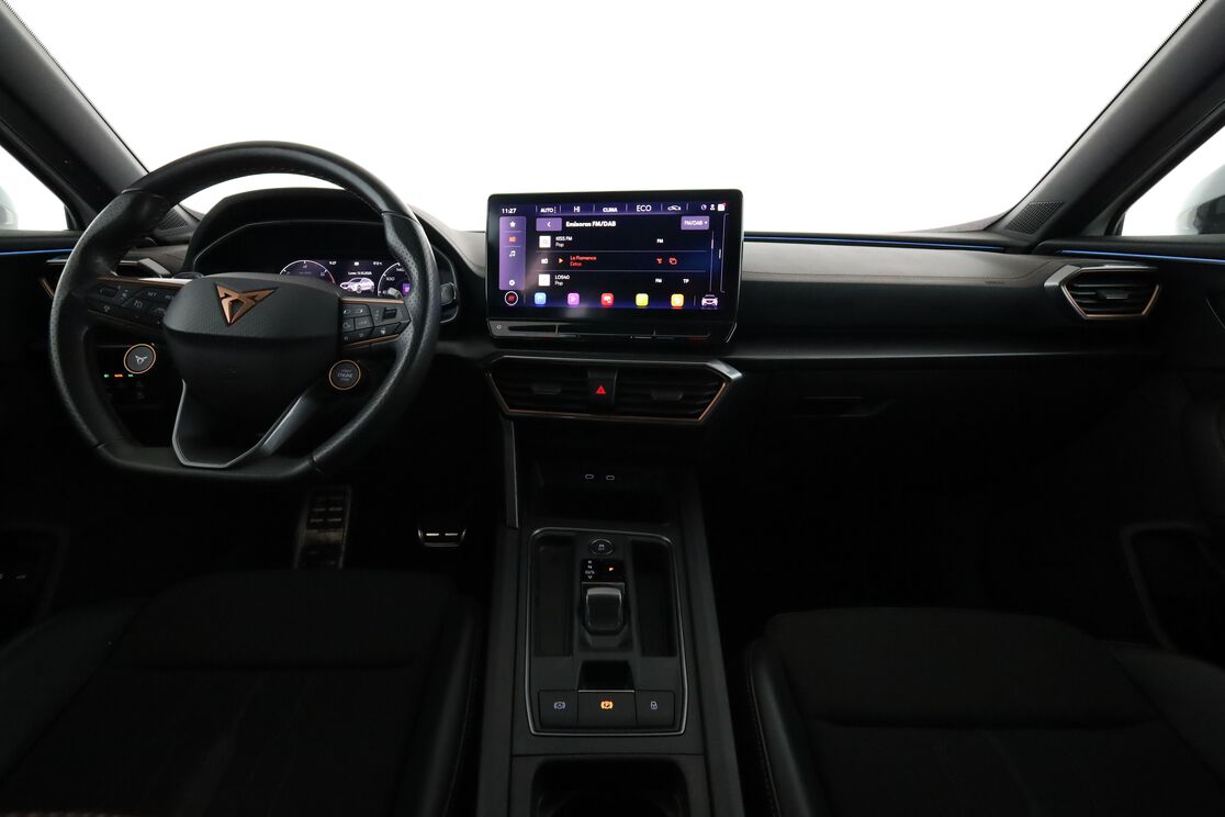 Interior frontal de la cabina desde el asiento trasero