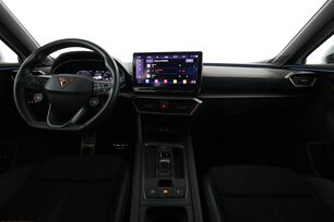 Interior frontal de la cabina desde el asiento trasero