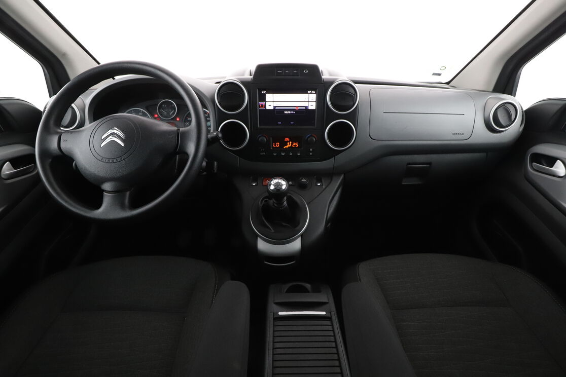 Interior frontal de la cabina desde el asiento trasero