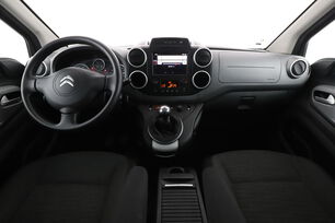 Interior frontal de la cabina desde el asiento trasero