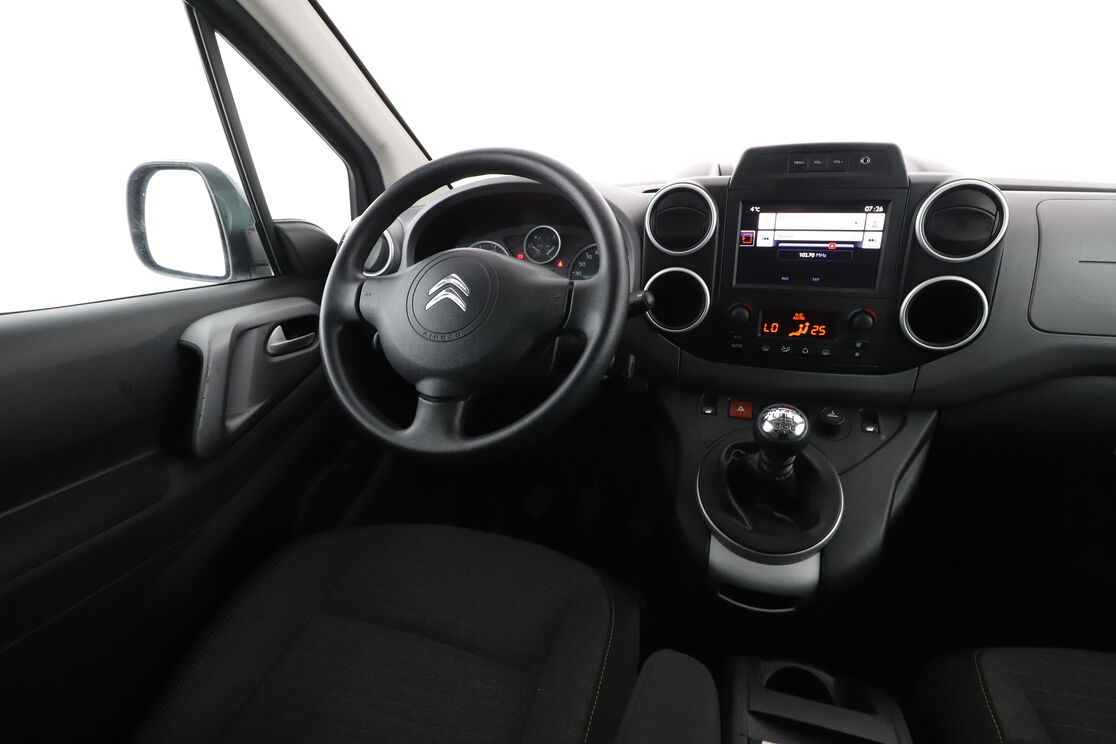 Interior lado del conductor desde el asiento trasero