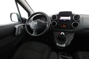 Interior lado del conductor desde el asiento trasero