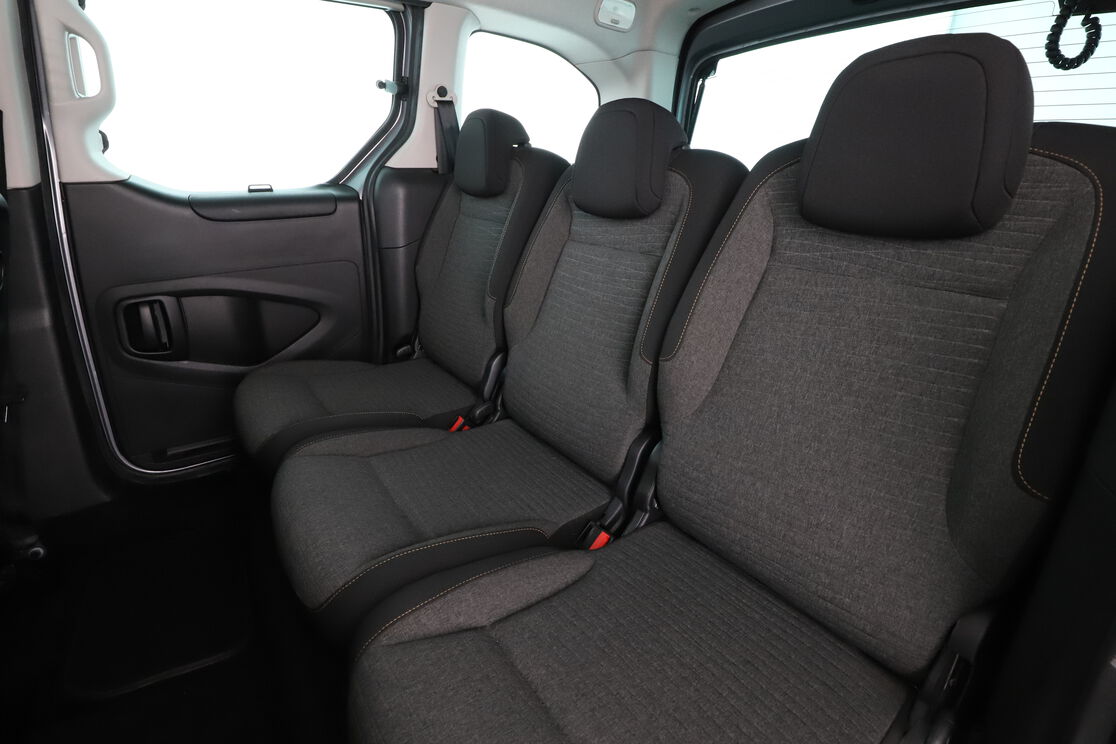 Interior asientos traseros lado del conductor