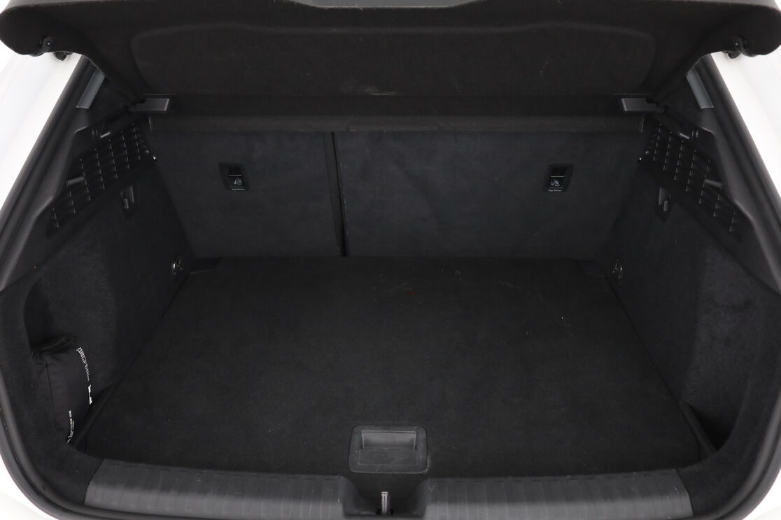 carDetails.imgAlt.interior.9