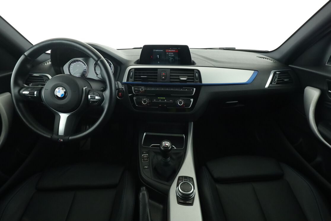 Interior frontal de la cabina desde el asiento trasero