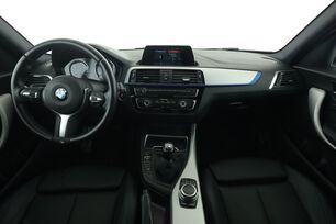 Interior frontal de la cabina desde el asiento trasero