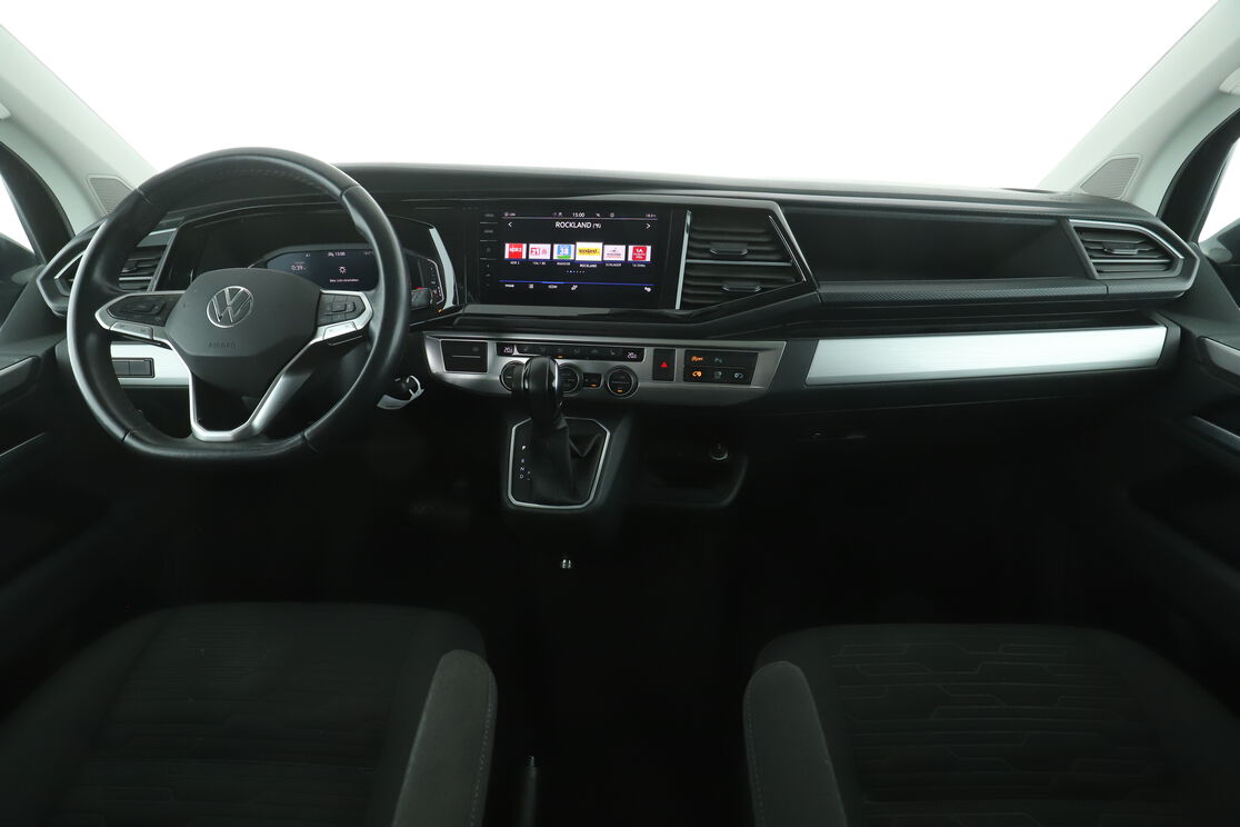 Vorderseite des Innenraums des Cockpits vom Rücksitz aus