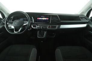 Vorderseite des Innenraums des Cockpits vom Rücksitz aus