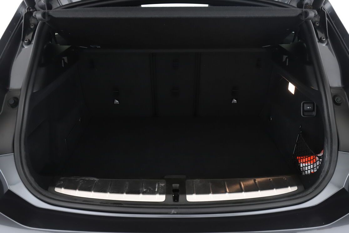 carDetails.imgAlt.interior.9