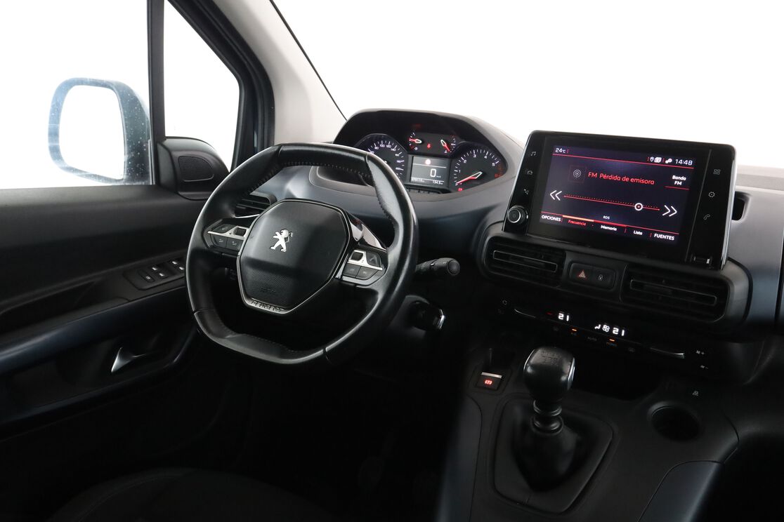 Interior lado del conductor desde el asiento trasero