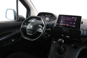 Interior lado del conductor desde el asiento trasero