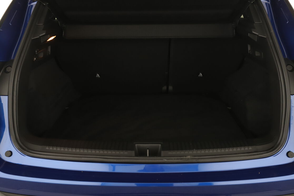 carDetails.imgAlt.interior.9