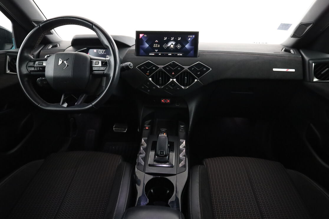 Intérieur avant de l'habitacle depuis le siège arrière