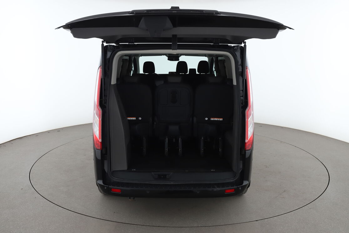 carDetails.imgAlt.interior.9