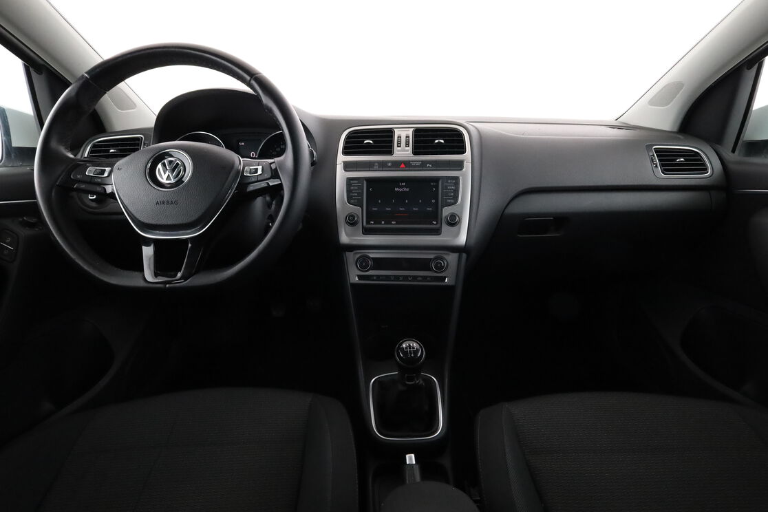 Interior frontal de la cabina desde el asiento trasero