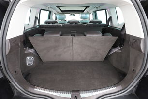 carDetails.imgAlt.interior.9