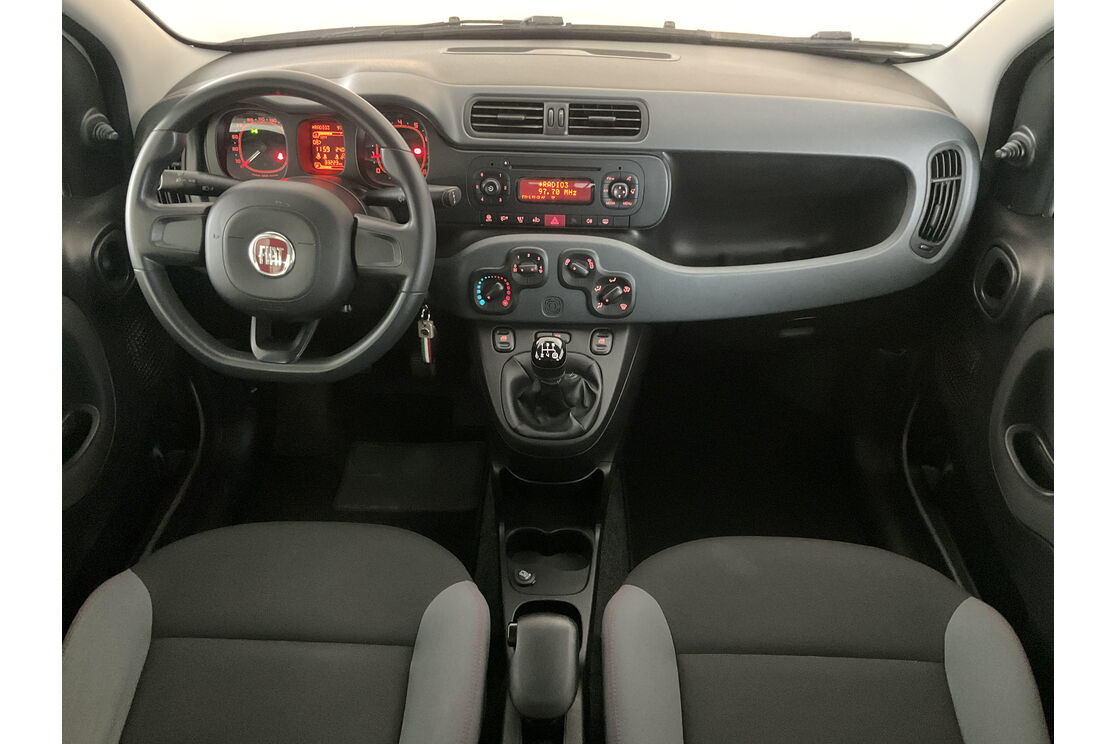 Interno anteriore dell'abitacolo, dal sedile posteriore