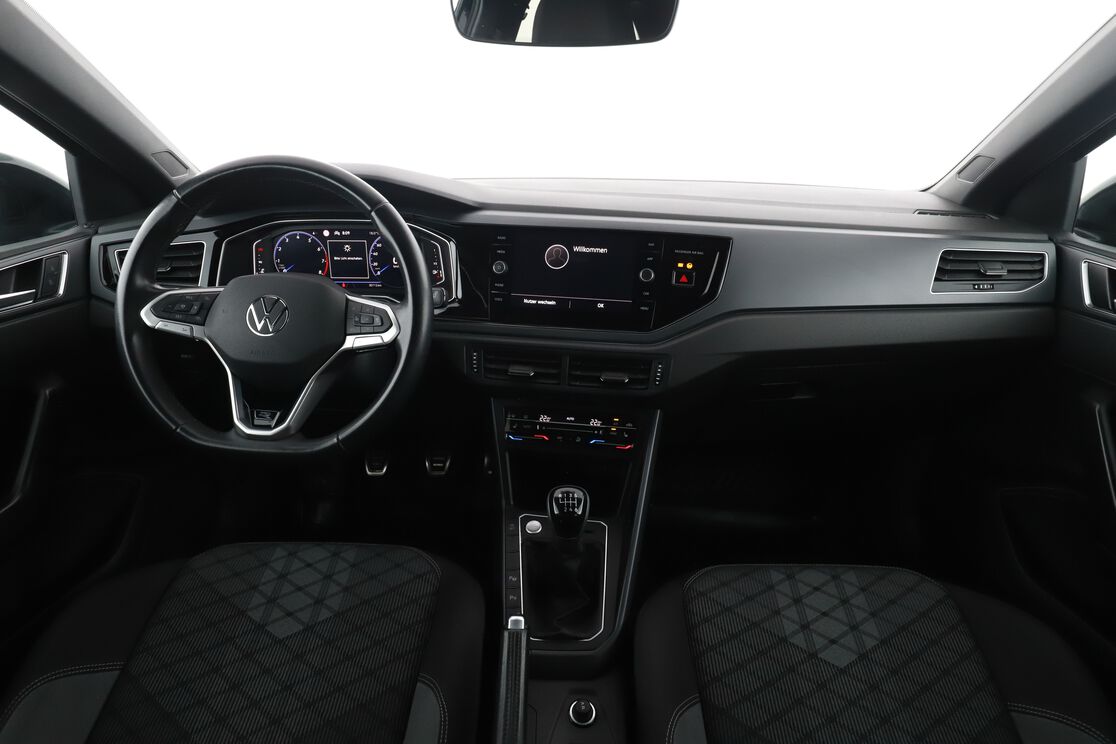 Vorderseite des Innenraums des Cockpits vom Rücksitz aus