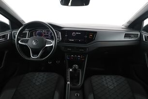 Vorderseite des Innenraums des Cockpits vom Rücksitz aus