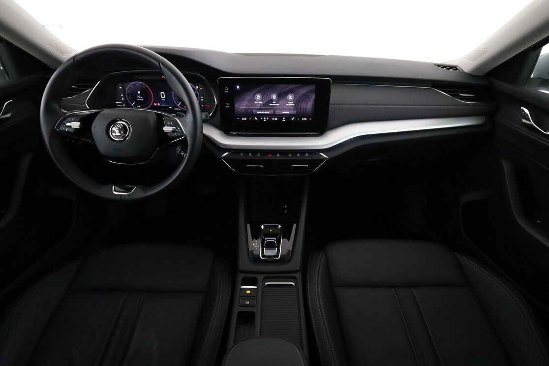 Interior frontal de la cabina desde el asiento trasero