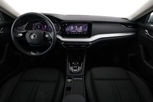 Interior frontal de la cabina desde el asiento trasero