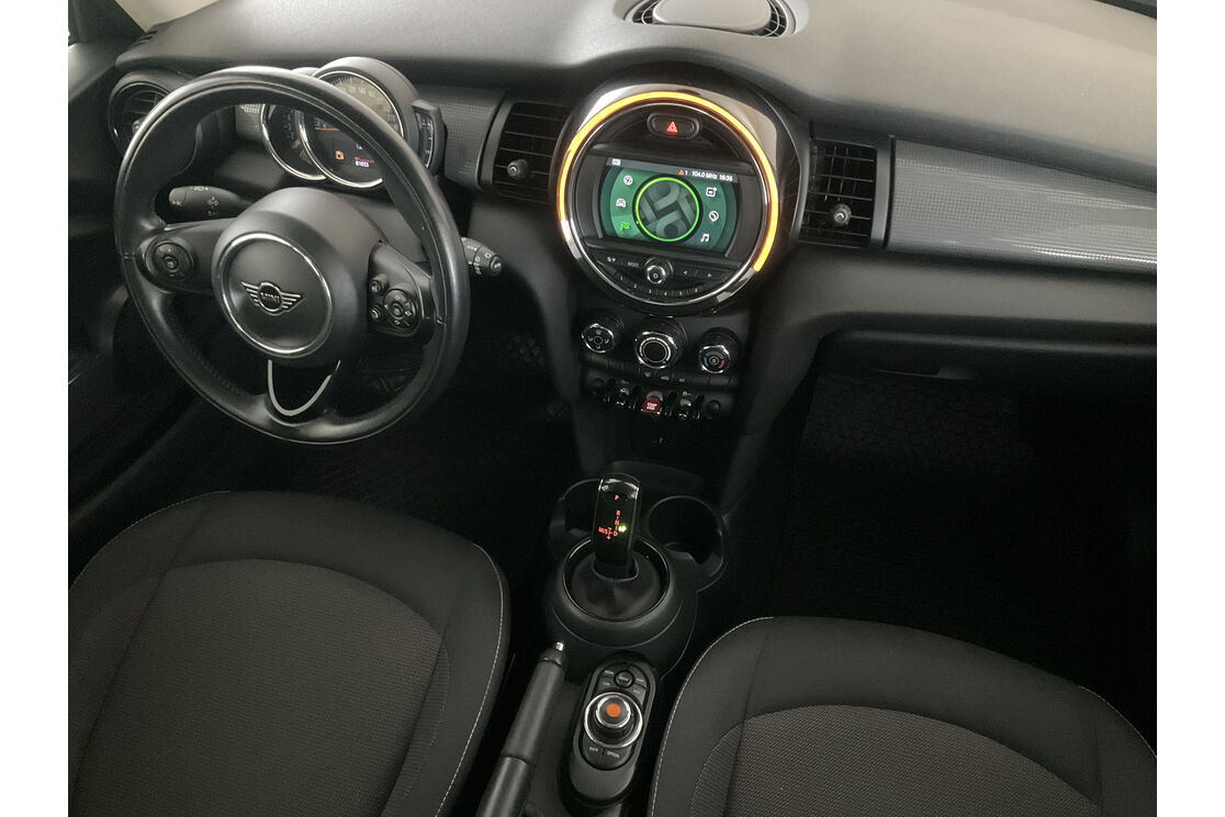 Interno lato guidatore, dal sedile posteriore