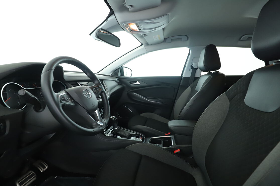 Interno anteriore dell'abitacolo, dal sedile posteriore