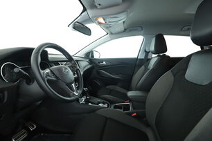 Interno anteriore dell'abitacolo, dal sedile posteriore