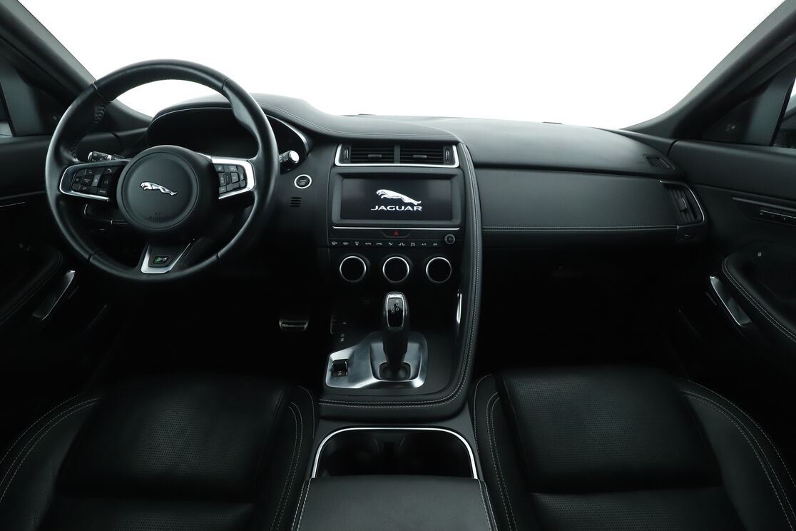 Vorderseite des Innenraums des Cockpits vom Rücksitz aus