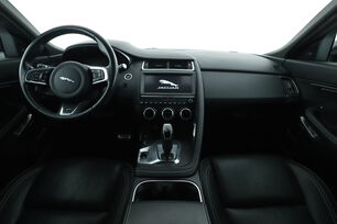 Vorderseite des Innenraums des Cockpits vom Rücksitz aus