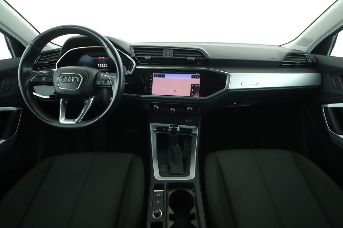 Interno anteriore dell'abitacolo, dal sedile posteriore