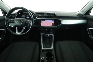 Interno anteriore dell'abitacolo, dal sedile posteriore