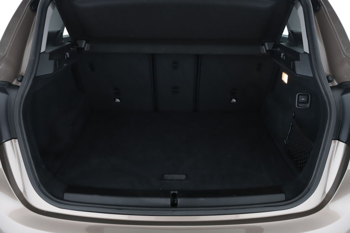 carDetails.imgAlt.interior.9