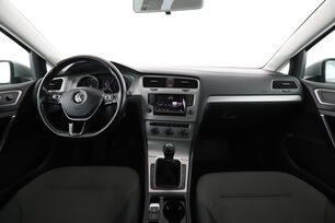 Främre interiör sett från baksätet