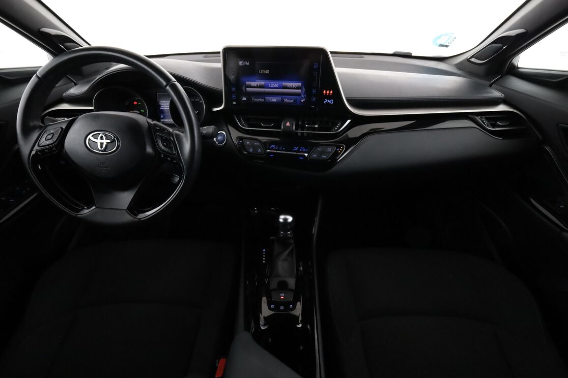 Interior frontal de la cabina desde el asiento trasero