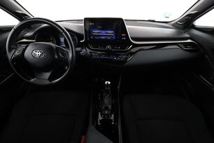 Interior frontal de la cabina desde el asiento trasero