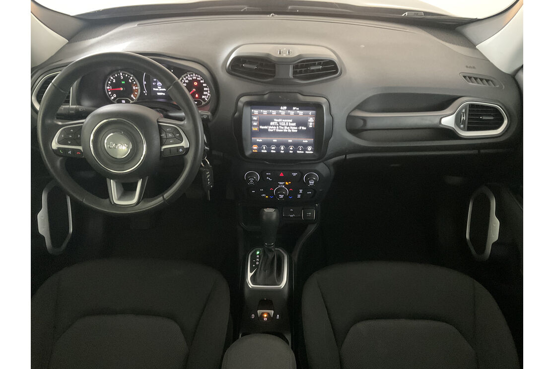 Interno anteriore dell'abitacolo, dal sedile posteriore