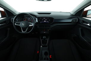 Vorderseite des Innenraums des Cockpits vom Rücksitz aus