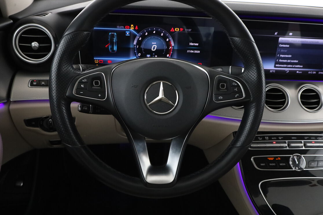 carDetails.imgAlt.interior.9