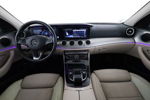 Interior frontal de la cabina desde el asiento trasero