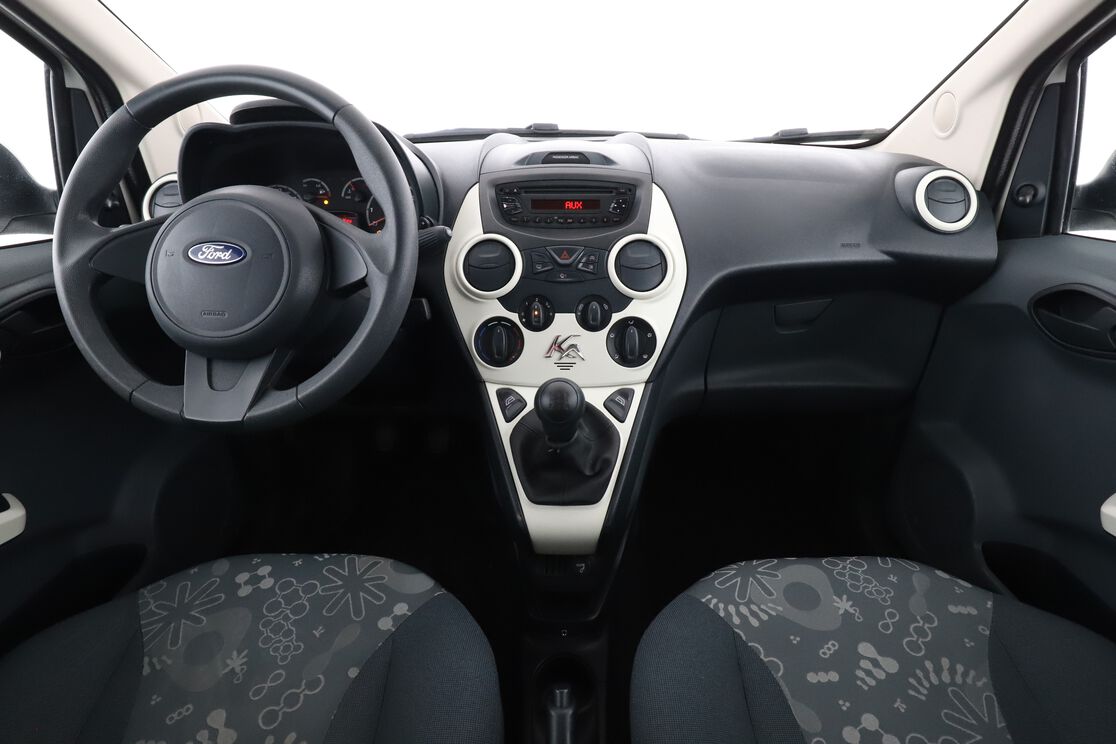 Interior frontal de la cabina desde el asiento trasero